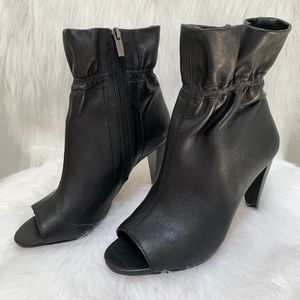 VINCE CAMUTO OPEN TOE BLACK LEATHER BOOTIE 7.5